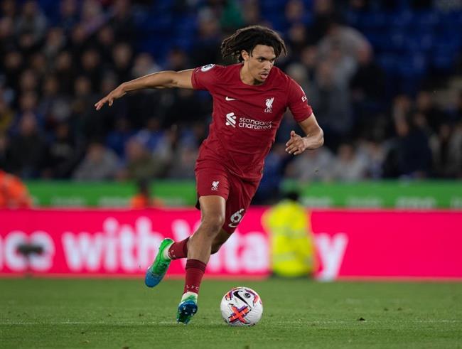 Alexander-Arnold nói gì về khả năng chuyển sang đá tiền vệ mùa tới?